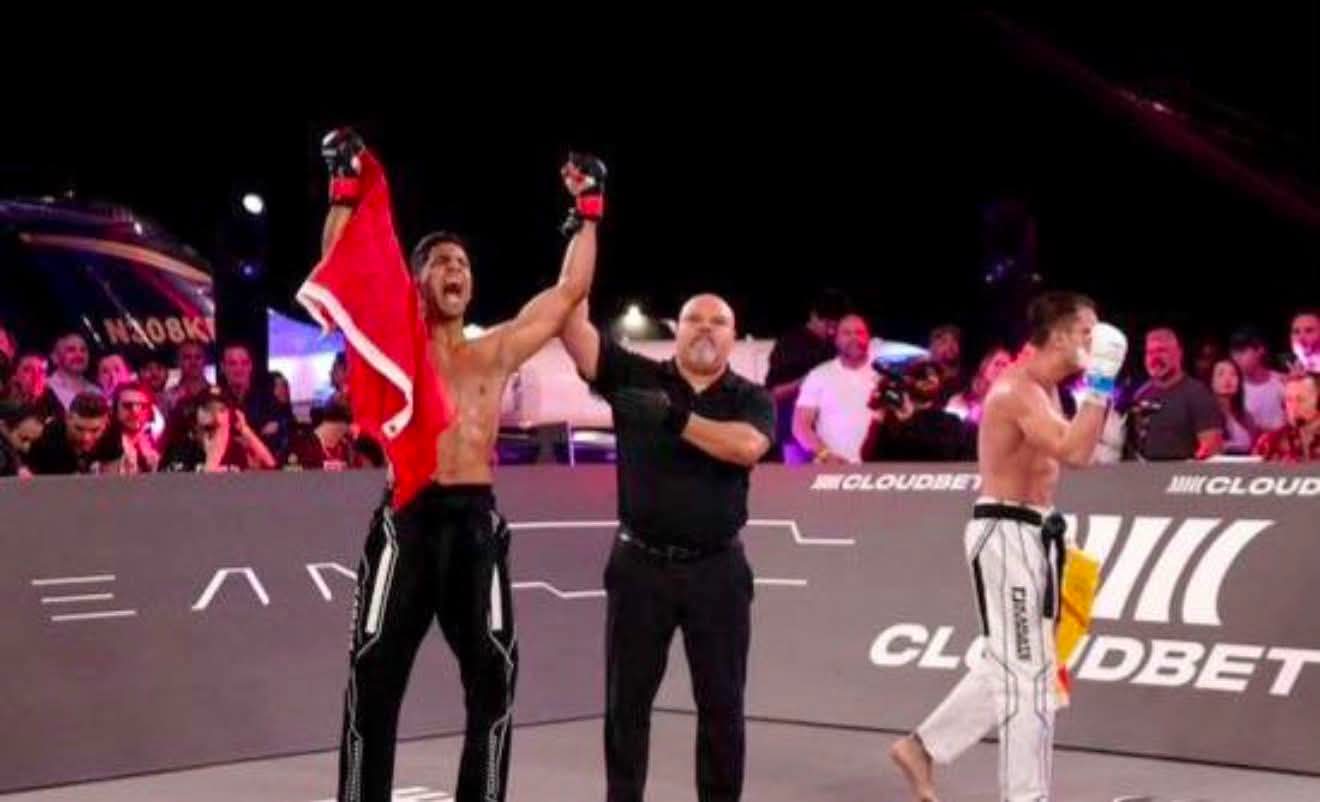 أسامة العسلي يرفع راية المغرب ويواصل كتابة التاريخ في “Karate Combat”